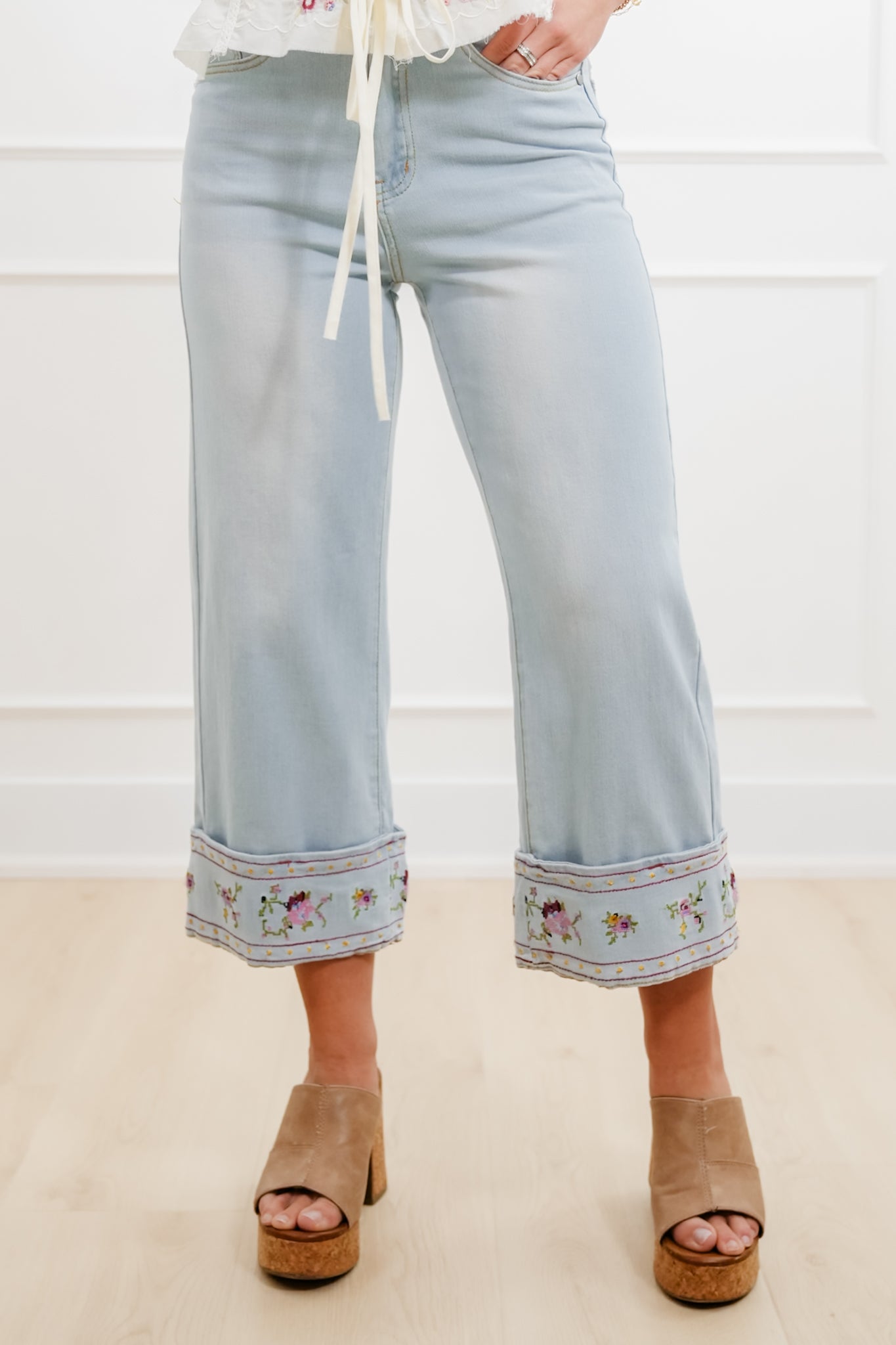 Light Washed Cropped Denim Pants with Embroidered Flowers