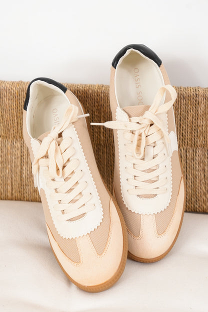 Casual Low Top Sneaker with Wavy Stripe