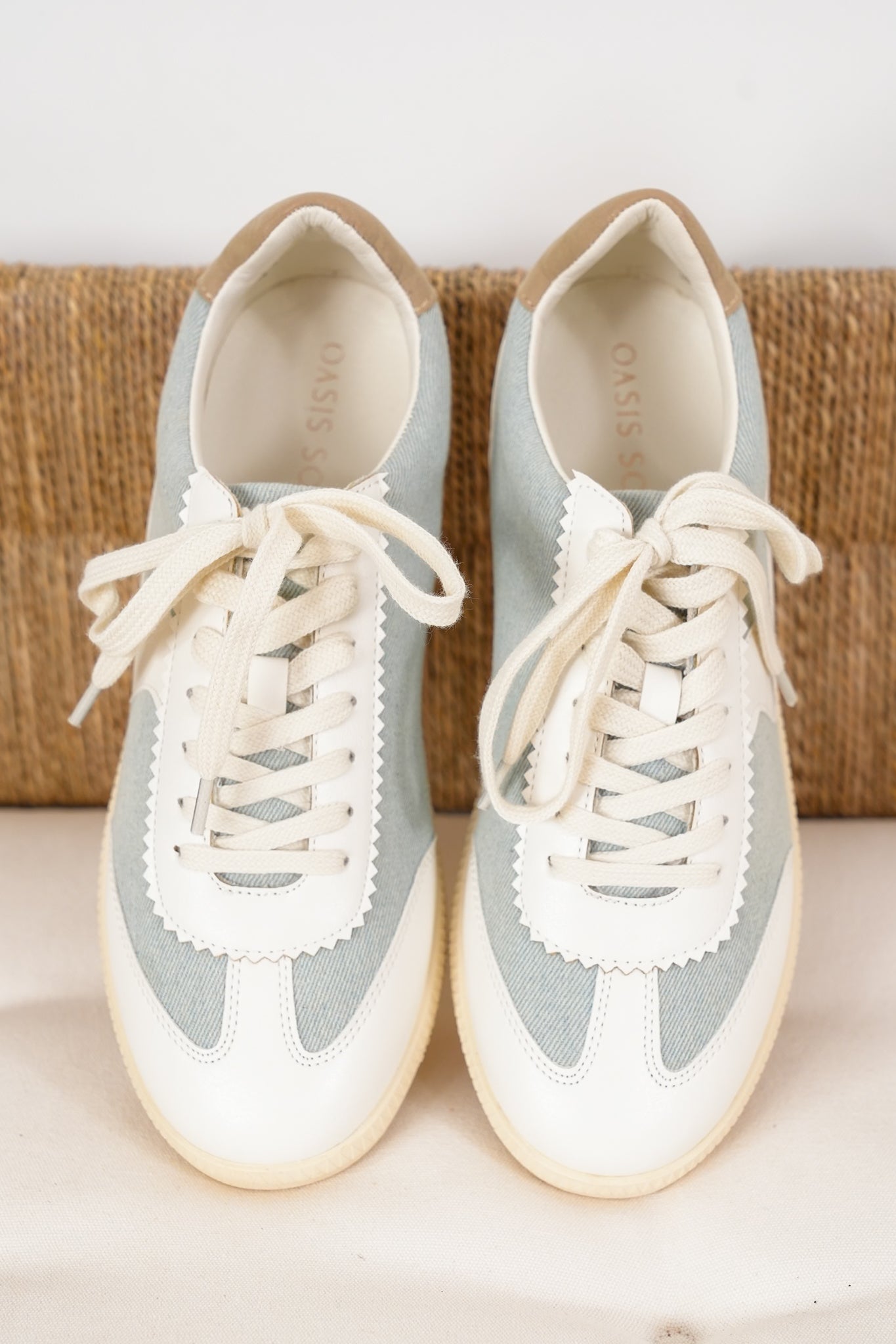 Casual Low Top Sneaker with Wavy Stripe