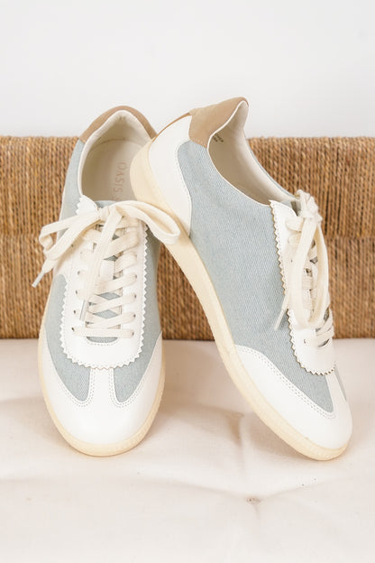 Casual Low Top Sneaker with Wavy Stripe
