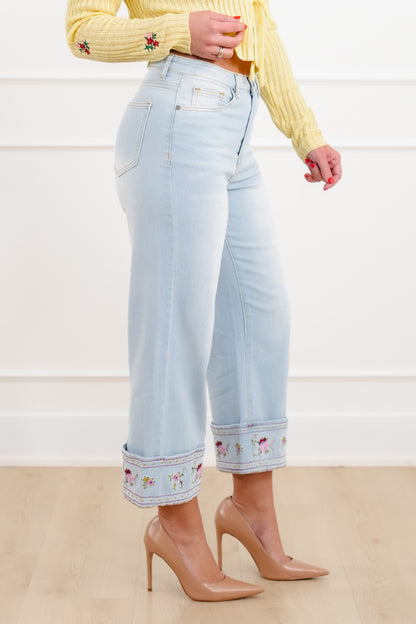 Light Washed Cropped Denim Pants with Embroidered Flowers