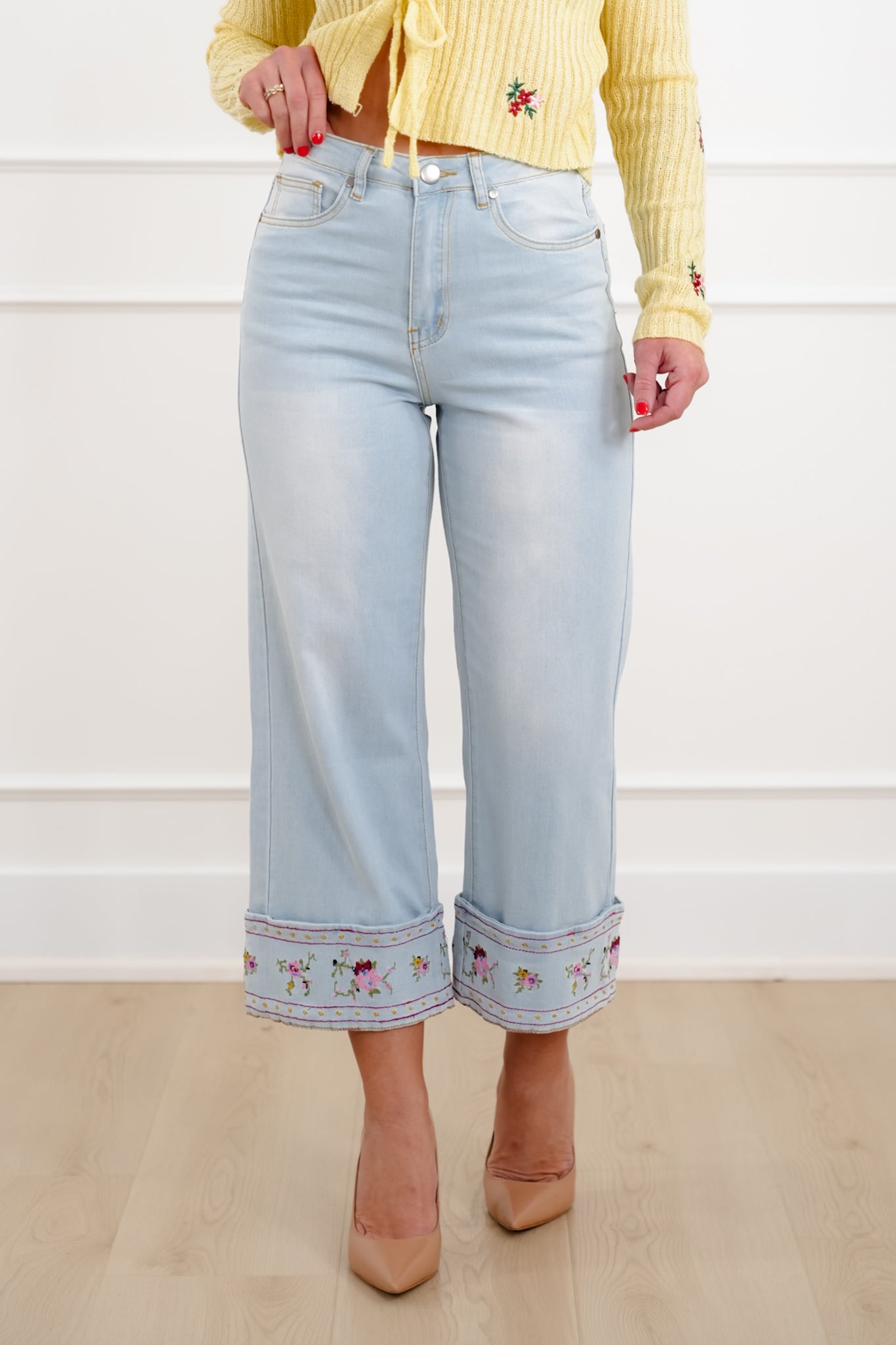 Light Washed Cropped Denim Pants with Embroidered Flowers