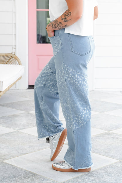 Plus/Reg Light Denim Jeans With Floral Detail