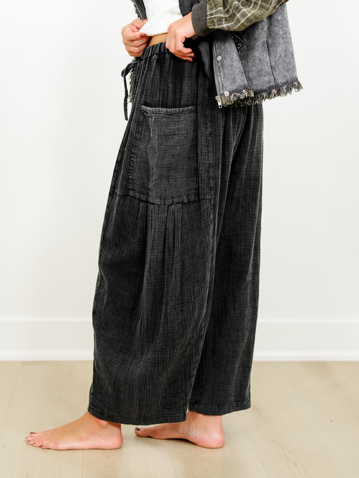 Drawstring Elastic Waist Gauze Wide Leg Cargo Pants