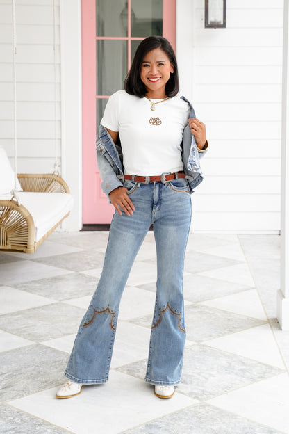 Plus/Reg Short Sleeve Top with Embroidered Horseshoe Detail