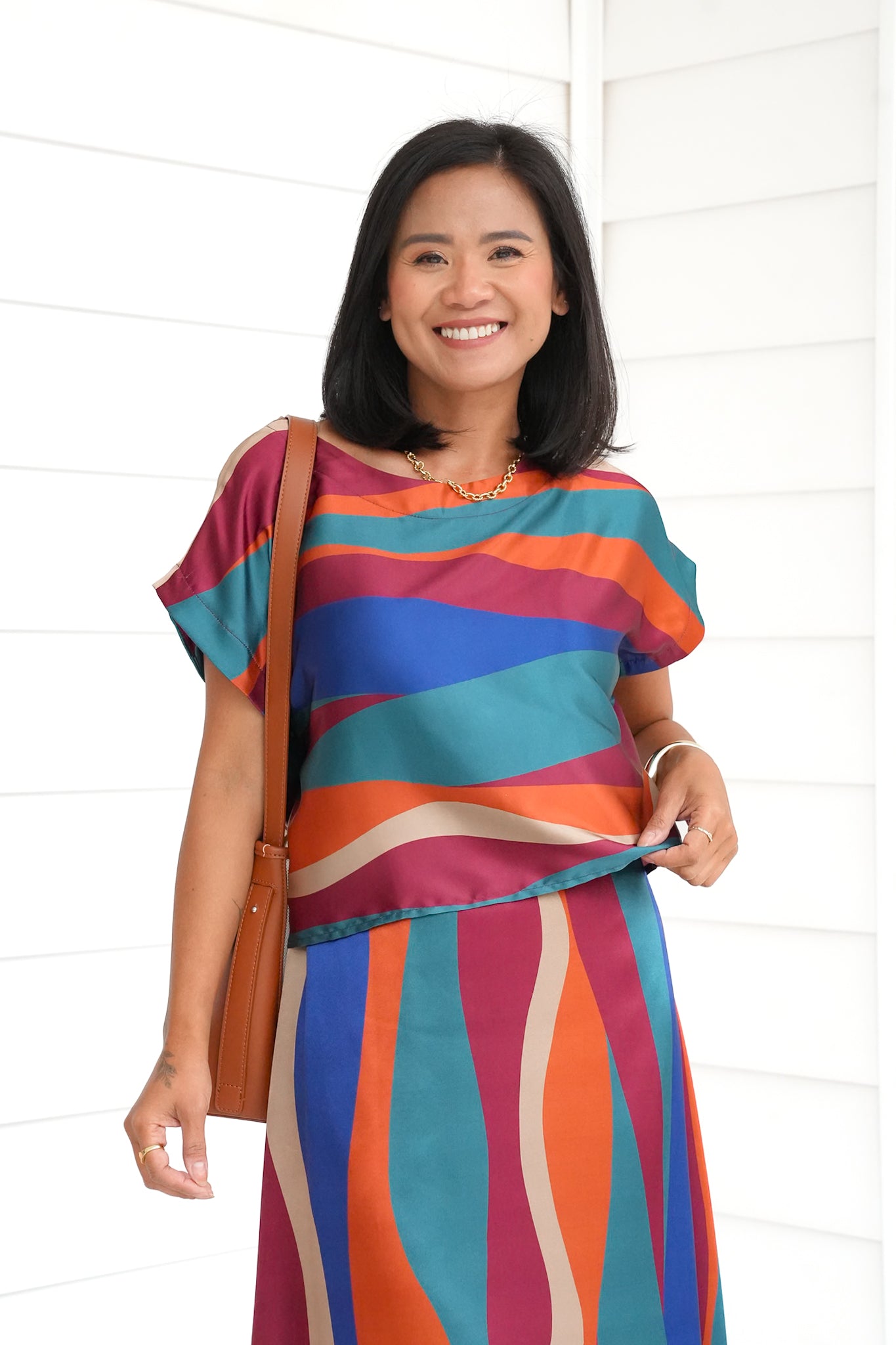 Plus/Reg Wavy Stripe Satin Short Sleeve Top