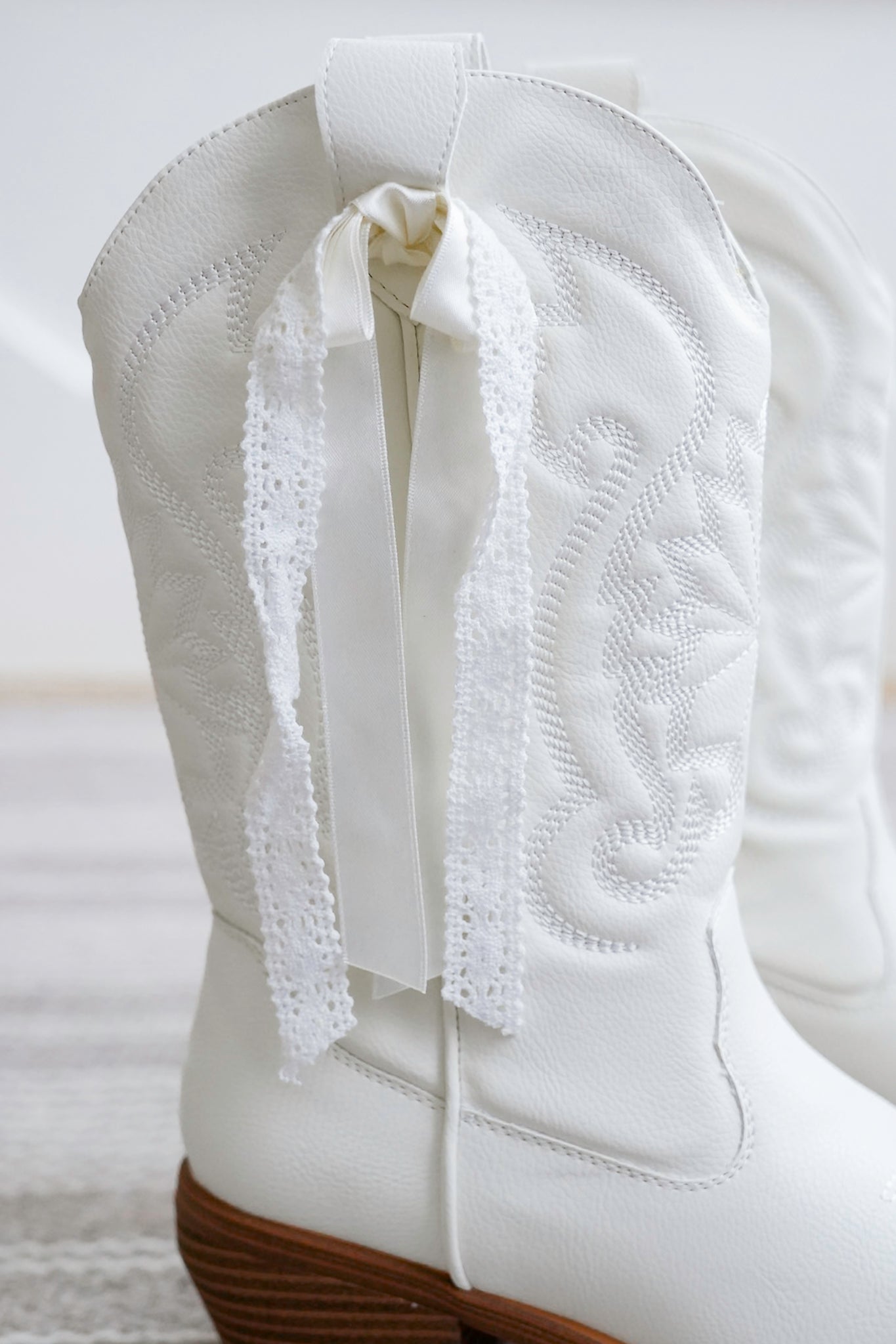 ウエスタンブーツ MIA Cowboy boots MIA Vegan Leather Western Boots with Embroidered Detailing and