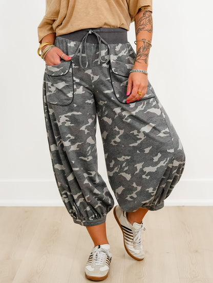 Plus/Reg Camo Print Elastic Waist Cropped Joggers