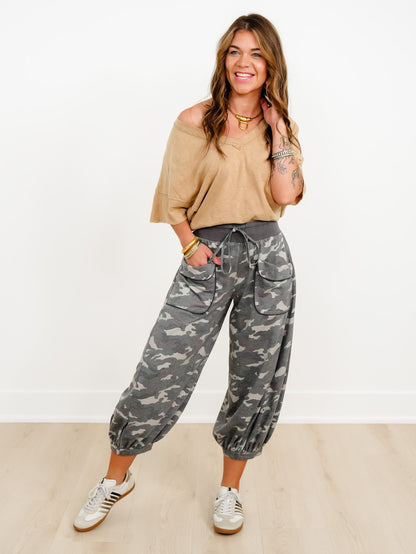 Plus/Reg Camo Print Elastic Waist Cropped Joggers