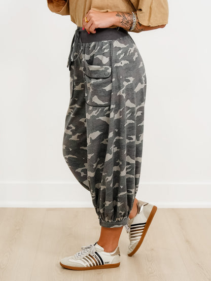 Plus/Reg Camo Print Elastic Waist Cropped Joggers