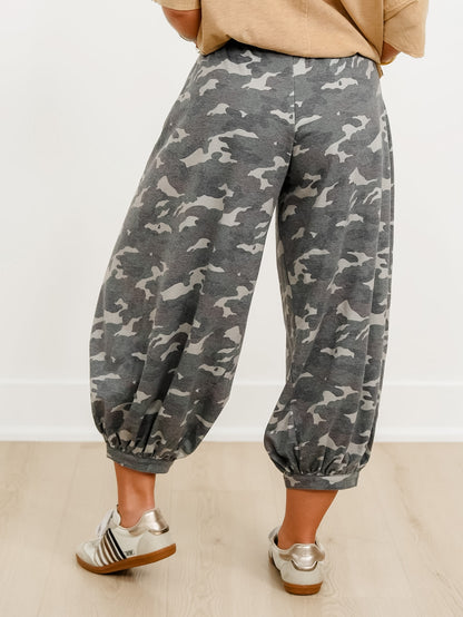 Plus/Reg Camo Print Elastic Waist Cropped Joggers