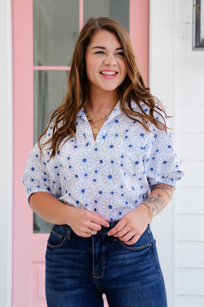 Plus/Reg Embroidered Daisy Short Sleeve V Neck Top