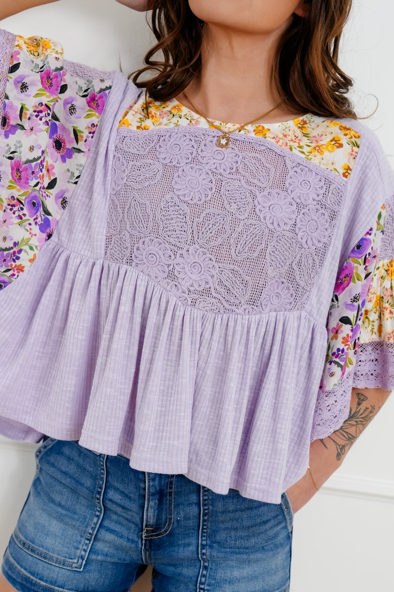 POL Lavender Short Sleeve Round Neck Top with Floral Print
