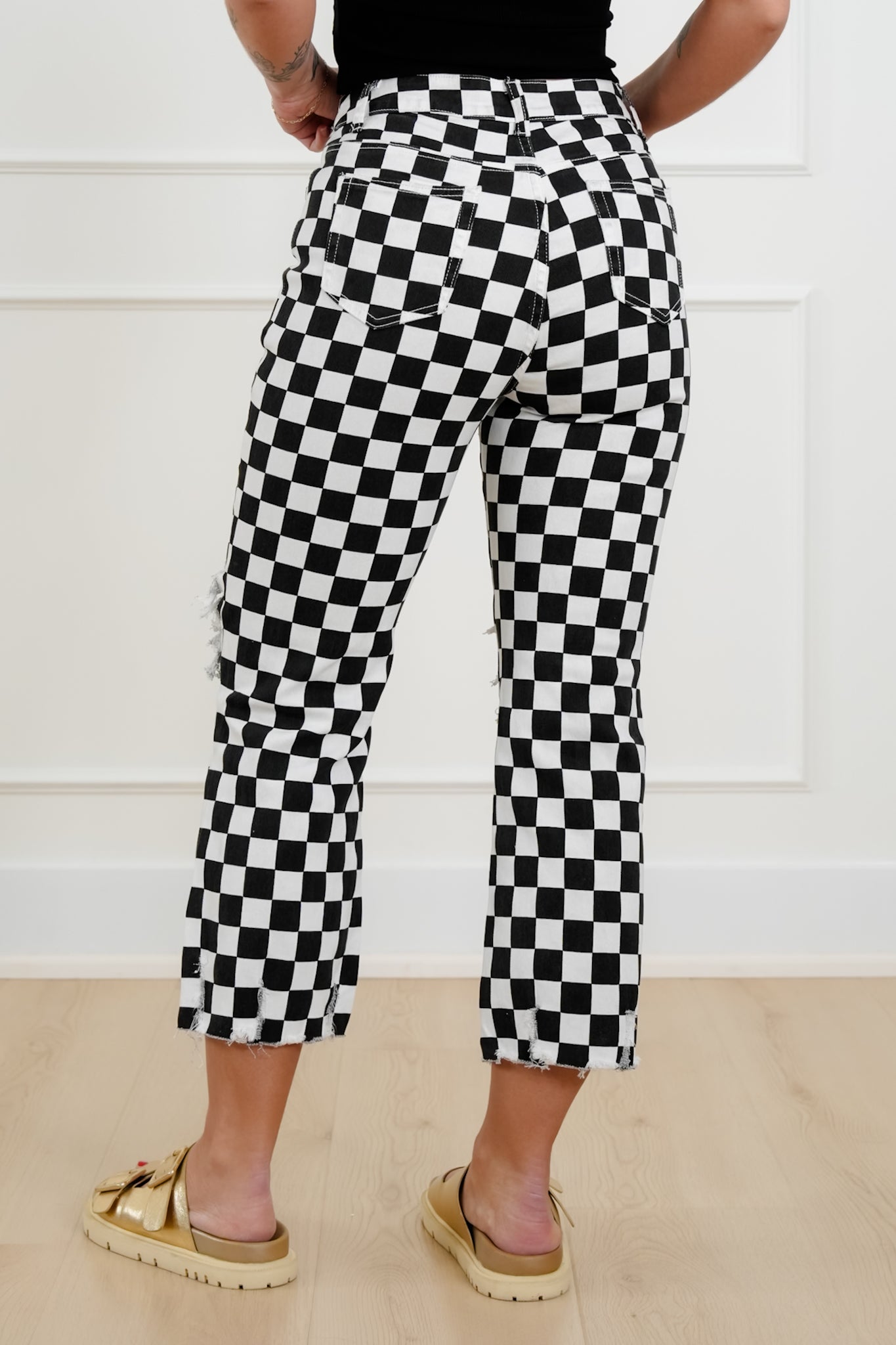 Plus/Reg Distressed Checkered Cropped Jeans