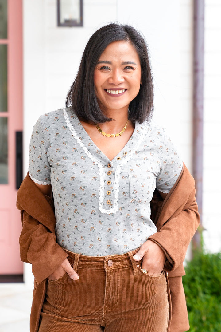 POL Floral Print Short Sleeve V-Neck Top - Freckled Poppy