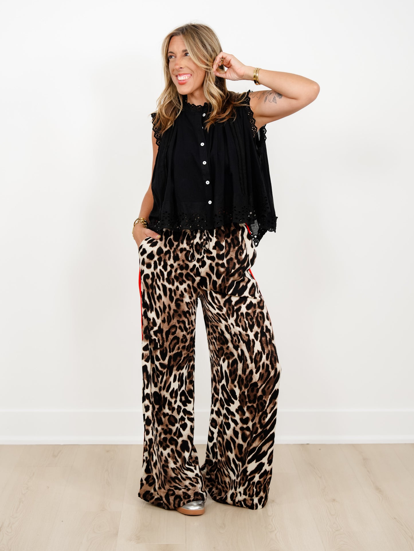 Sleeveless Pleated Button Down Top with Eyelet Trim