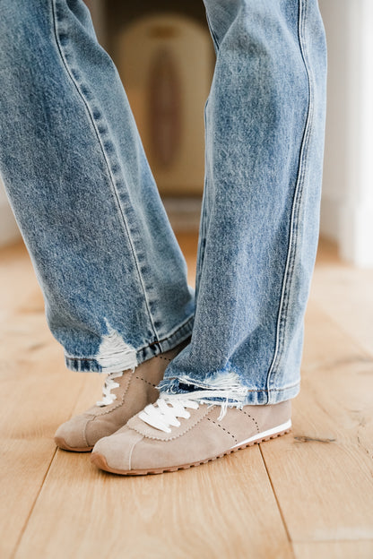 Judy Blue Mid Rise Medium Wash Rigid Magic Distressed 90's Straight Leg Jeans