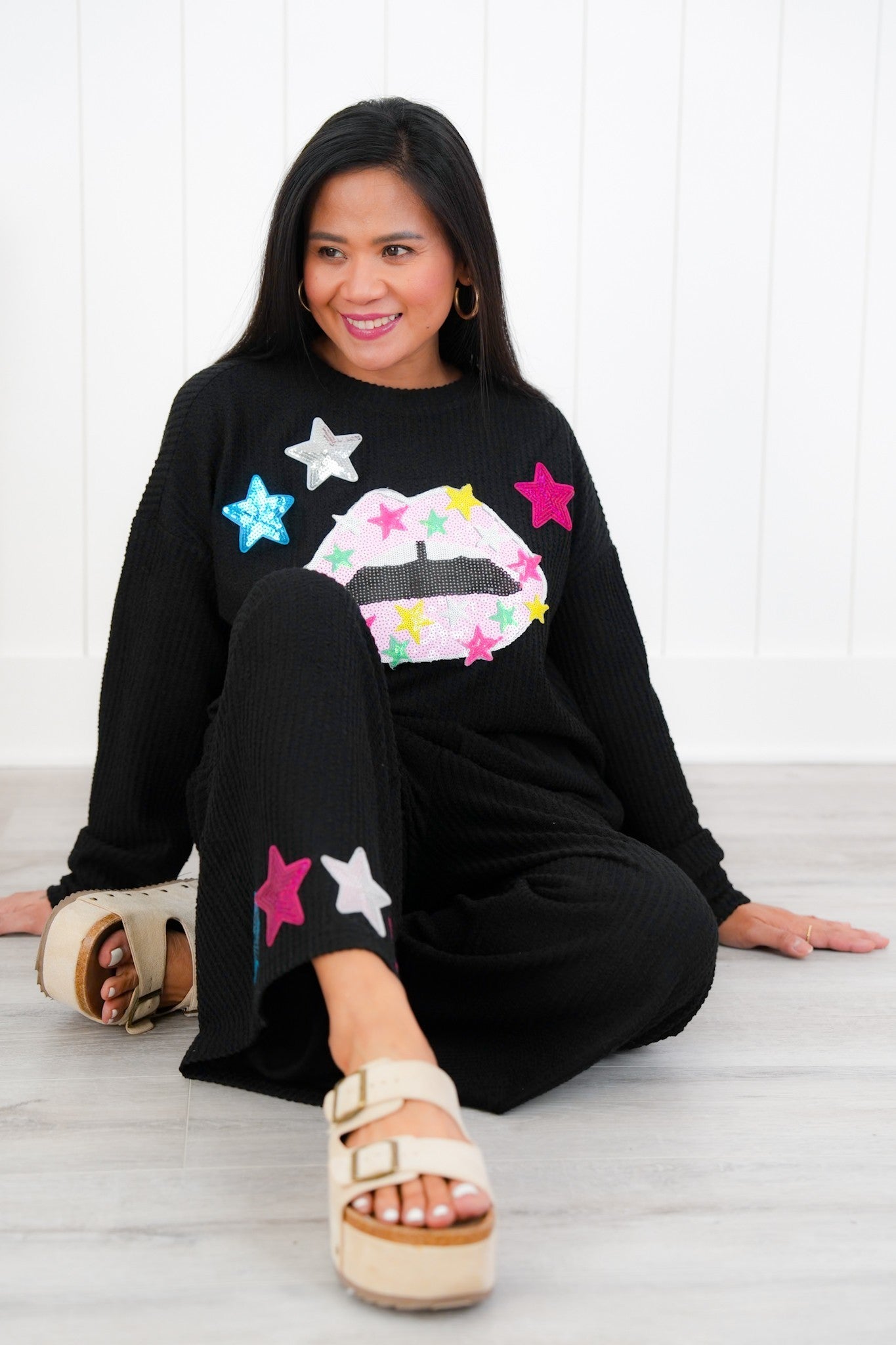 Plus/Reg Elastic Waist Wide Leg Cropped Pants With Sequin Star Patch Detail (Multiple Colors)