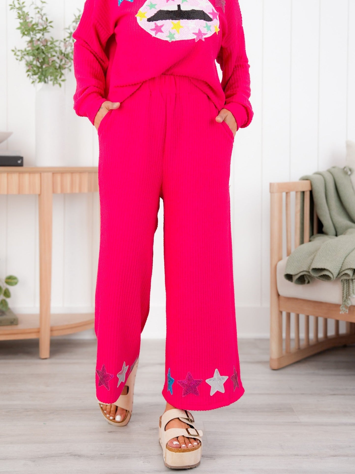 Plus/Reg Elastic Waist Wide Leg Cropped Pants With Sequin Star Patch Detail (Multiple Colors)