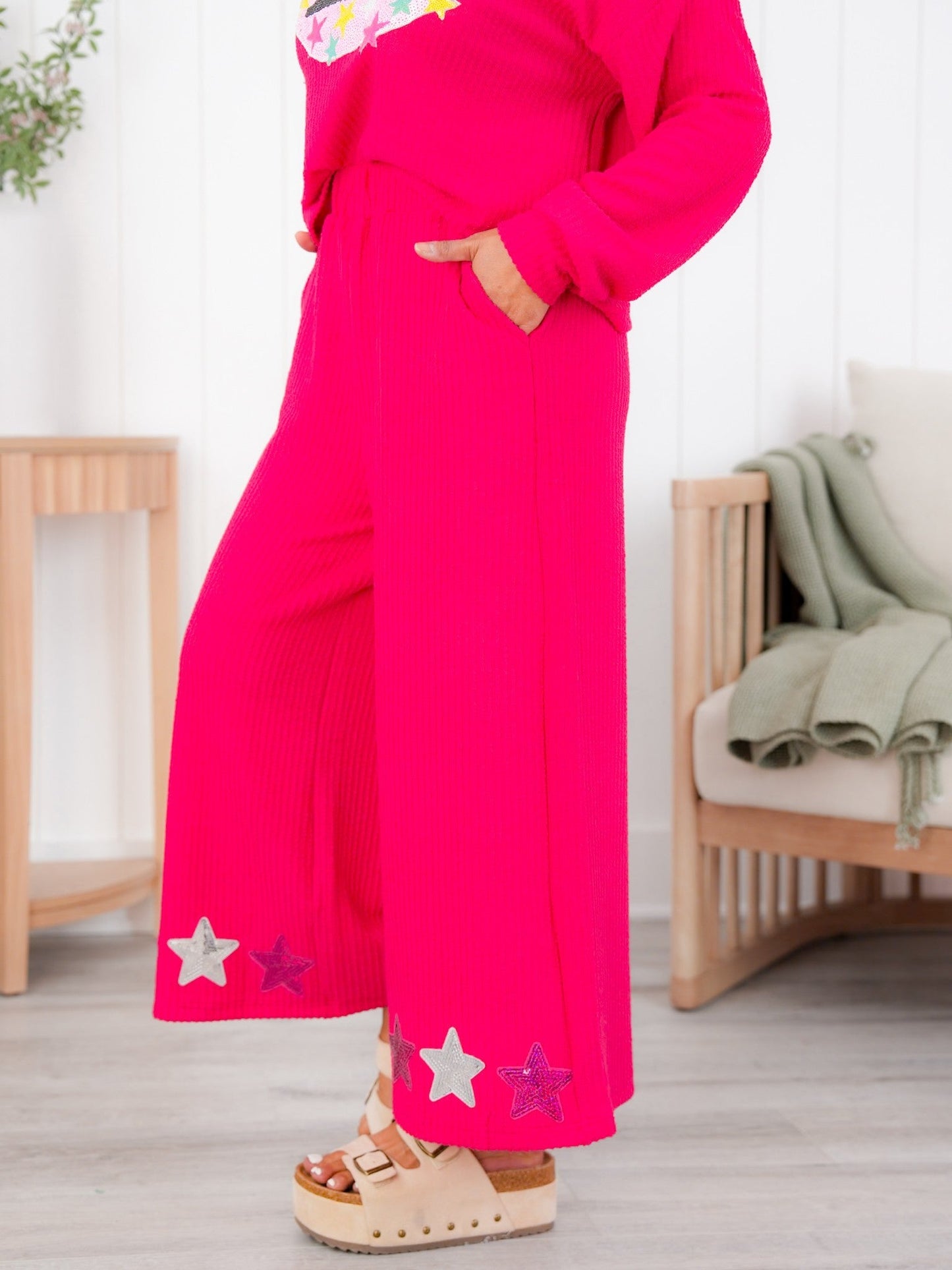 Plus/Reg Elastic Waist Wide Leg Cropped Pants With Sequin Star Patch Detail (Multiple Colors)