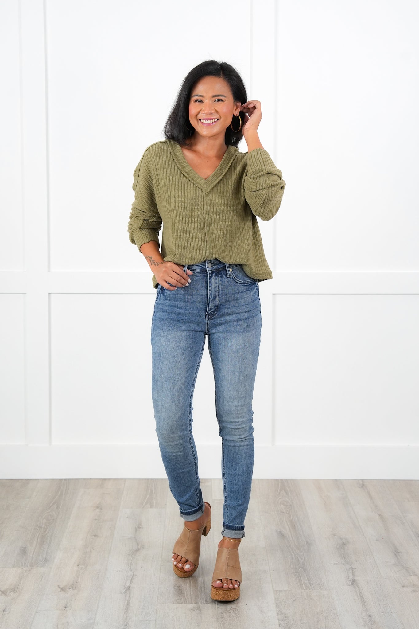 Plus/Reg Ribbed Knit Long Sleeve V-Neck Top with Reverse Seam Detail