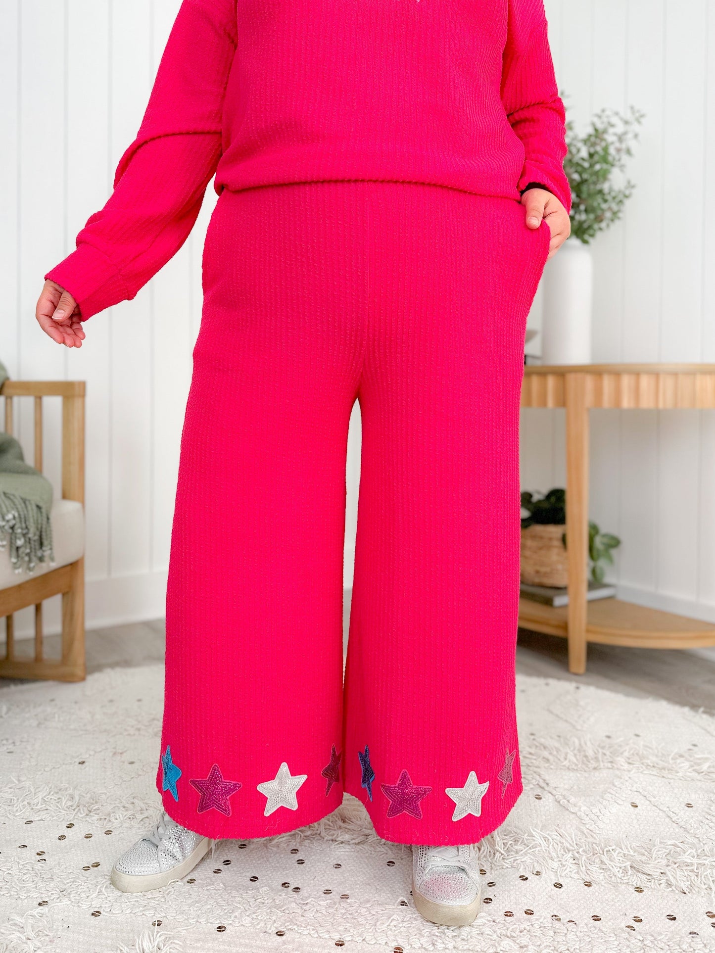 Plus/Reg Elastic Waist Wide Leg Cropped Pants With Sequin Star Patch Detail (Multiple Colors)