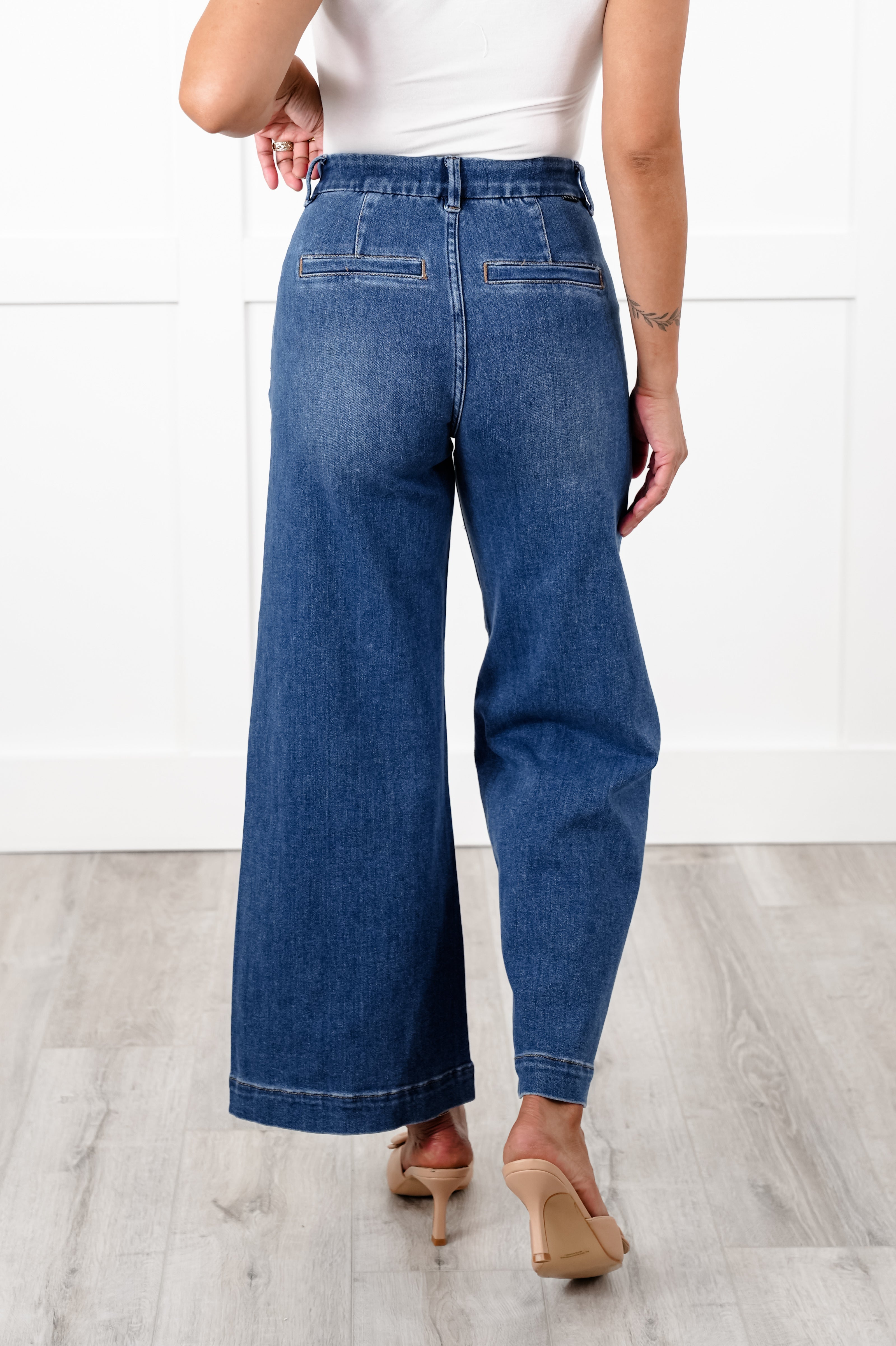 【The Upside】 Peached Power high-rise croppedレギンス PEACHED 28IN HIGH RISE PANT in BLACK | The UPSIDE
