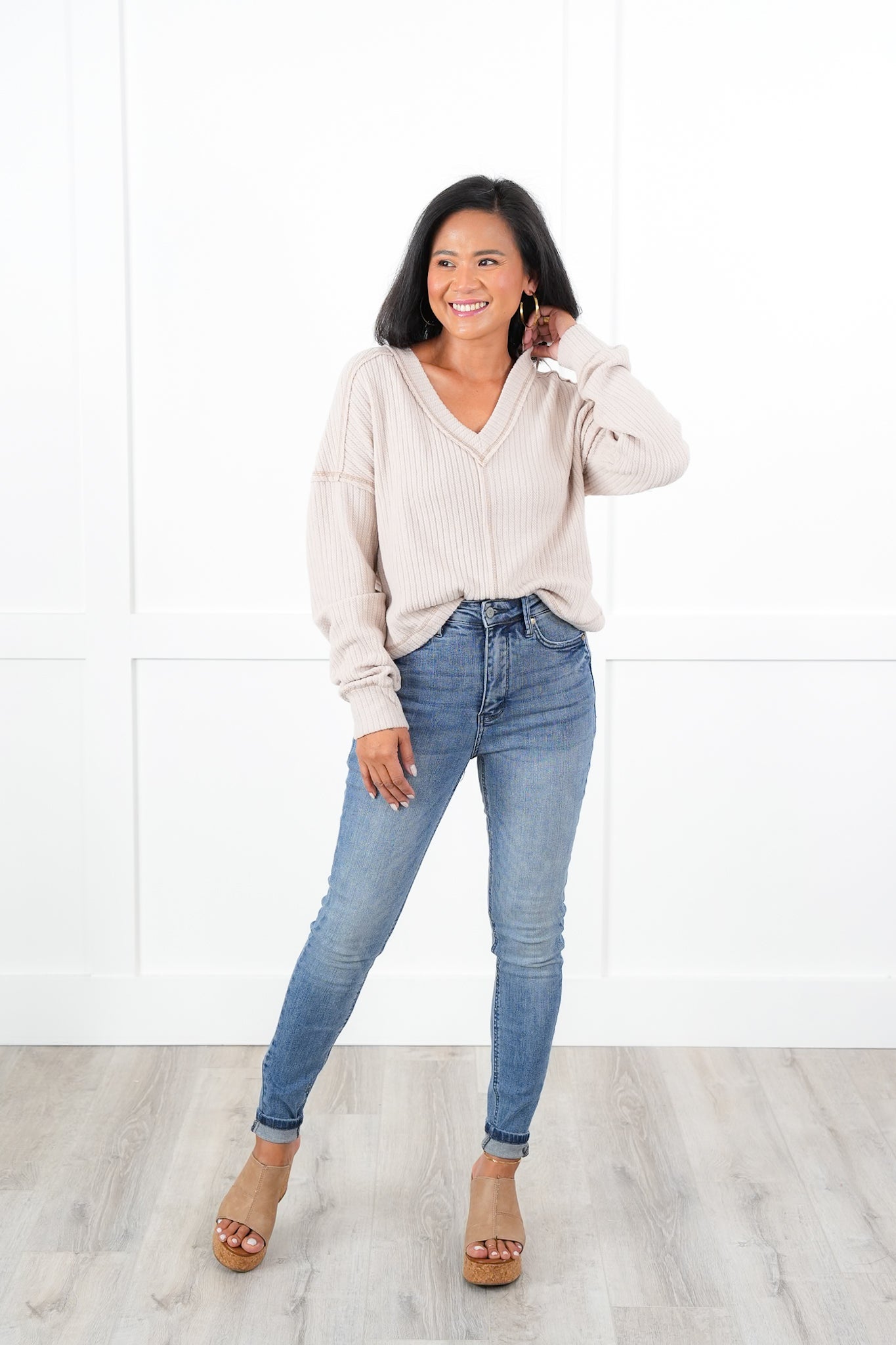 Plus/Reg Ribbed Knit Long Sleeve V-Neck Top with Reverse Seam Detail