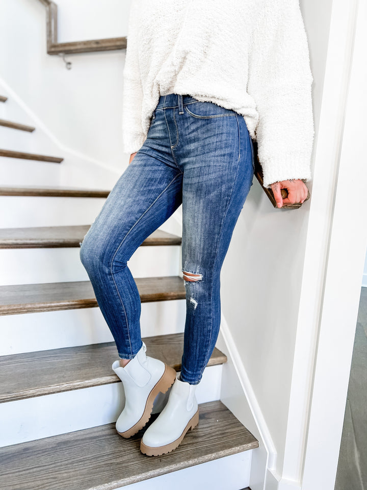 Judy Blue "Ken Adams" Pull On Distressed Jeggings