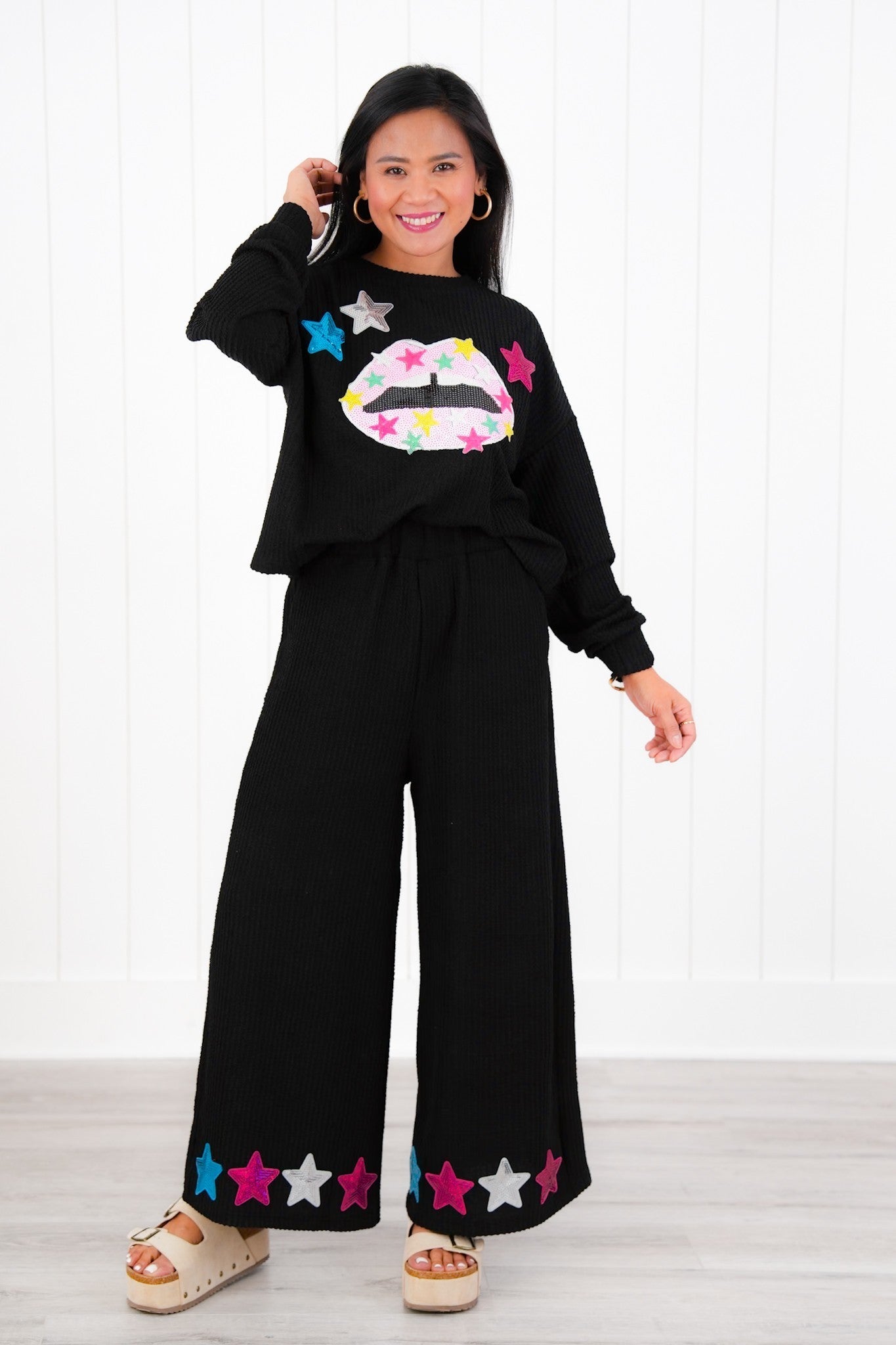 Plus/Reg Elastic Waist Wide Leg Cropped Pants With Sequin Star Patch Detail (Multiple Colors)